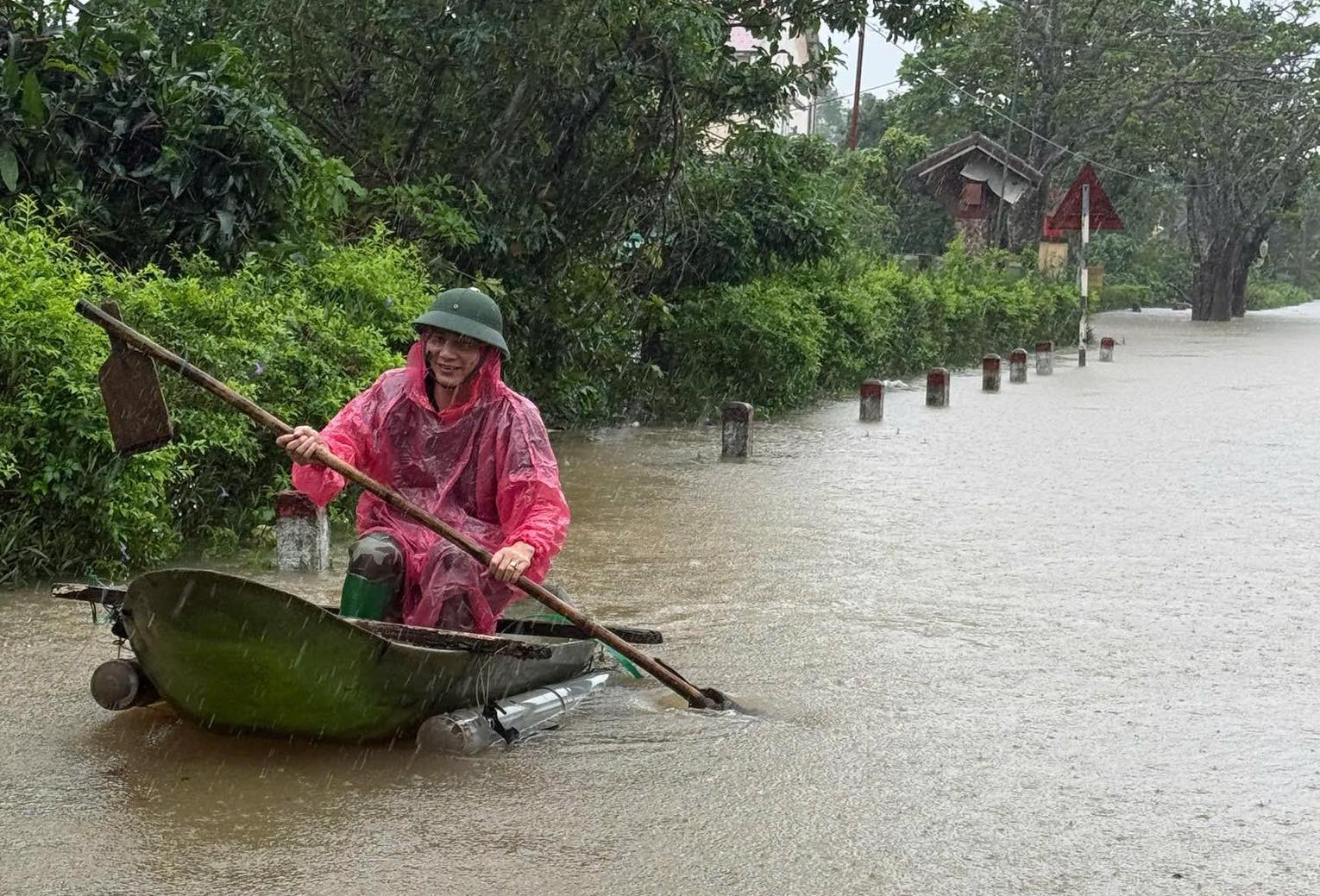 Hà Tĩnh: Nước lũ chưa rút, người dân phải chèo thuyền đưa người mất đi hỏa táng - Ảnh 2.