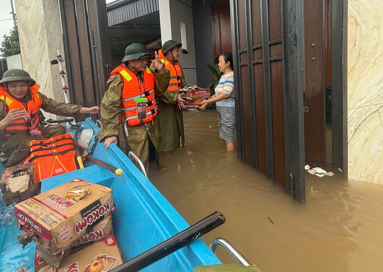 Hà Tĩnh: Nước lũ chưa rút, người dân phải chèo thuyền đưa người mất đi hỏa táng - Ảnh 6.