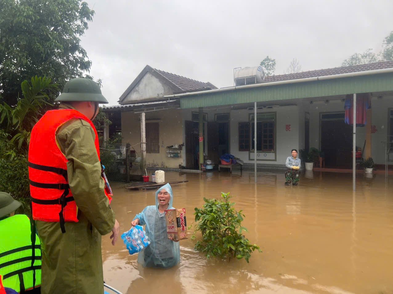 Hà Tĩnh: Nước lũ chưa rút, người dân phải chèo thuyền đưa người mất đi hỏa táng - Ảnh 7.