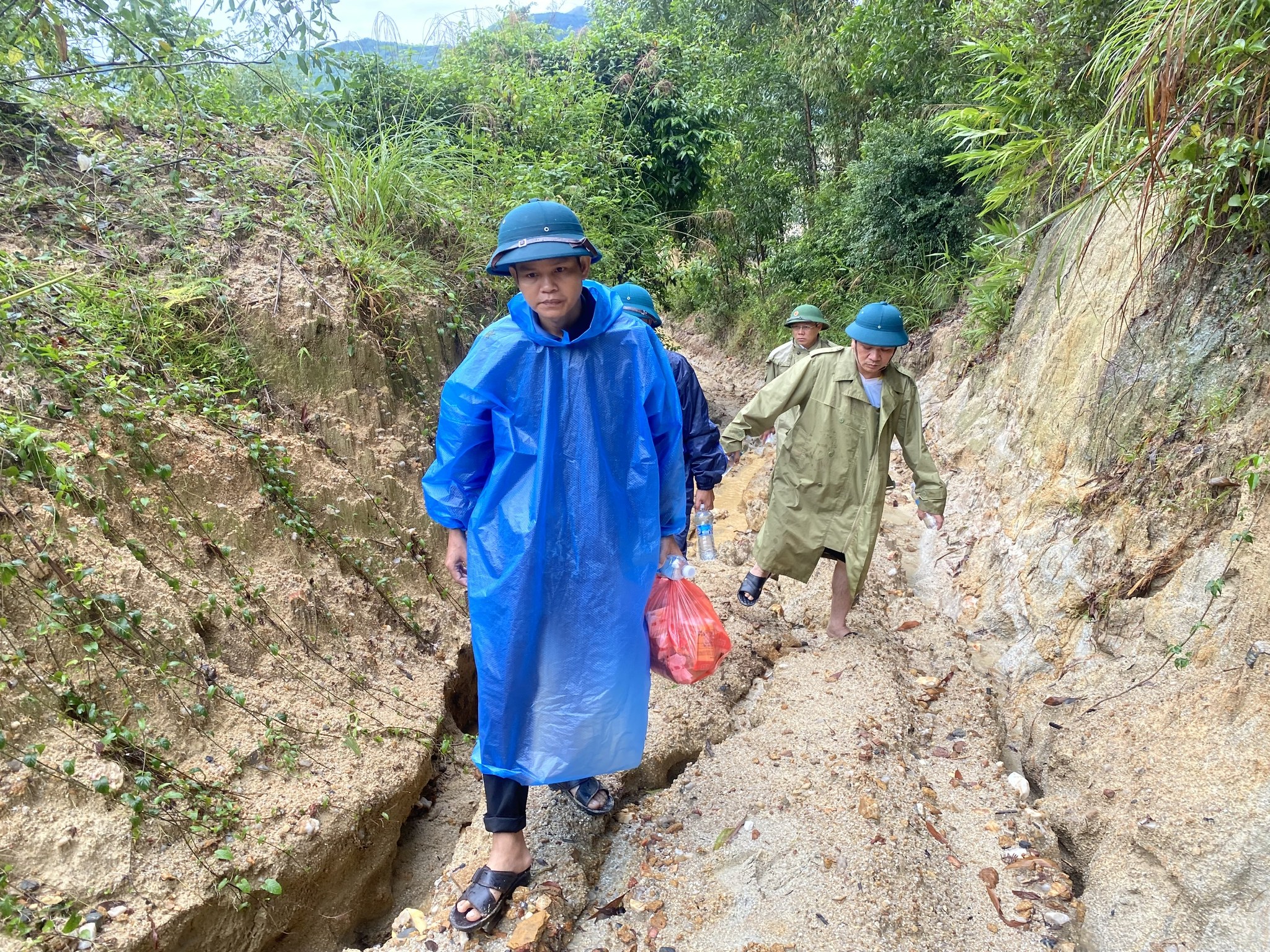 Cận cảnh ngọn núi sạt lở khiến một người chết ở Đà Nẵng- Ảnh 8.