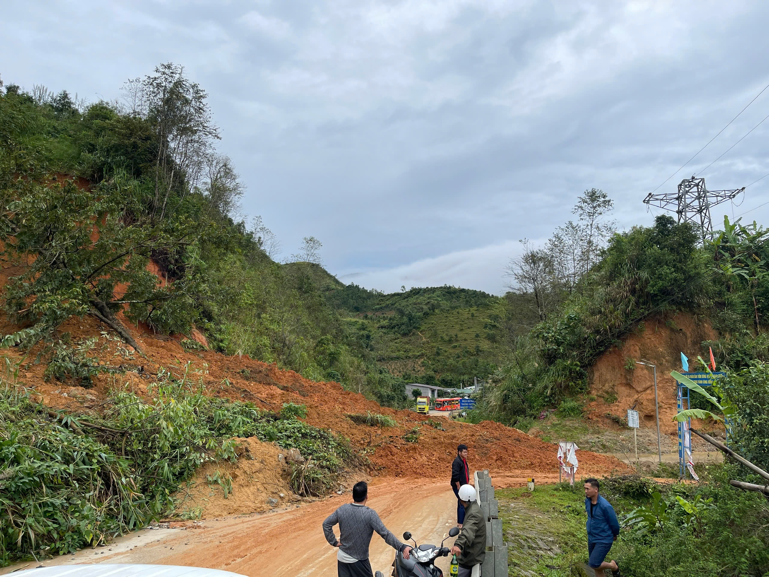 Bộ đội băng rừng mở đường cứu dân vùng sạt lở ở Quảng Ngãi- Ảnh 3.