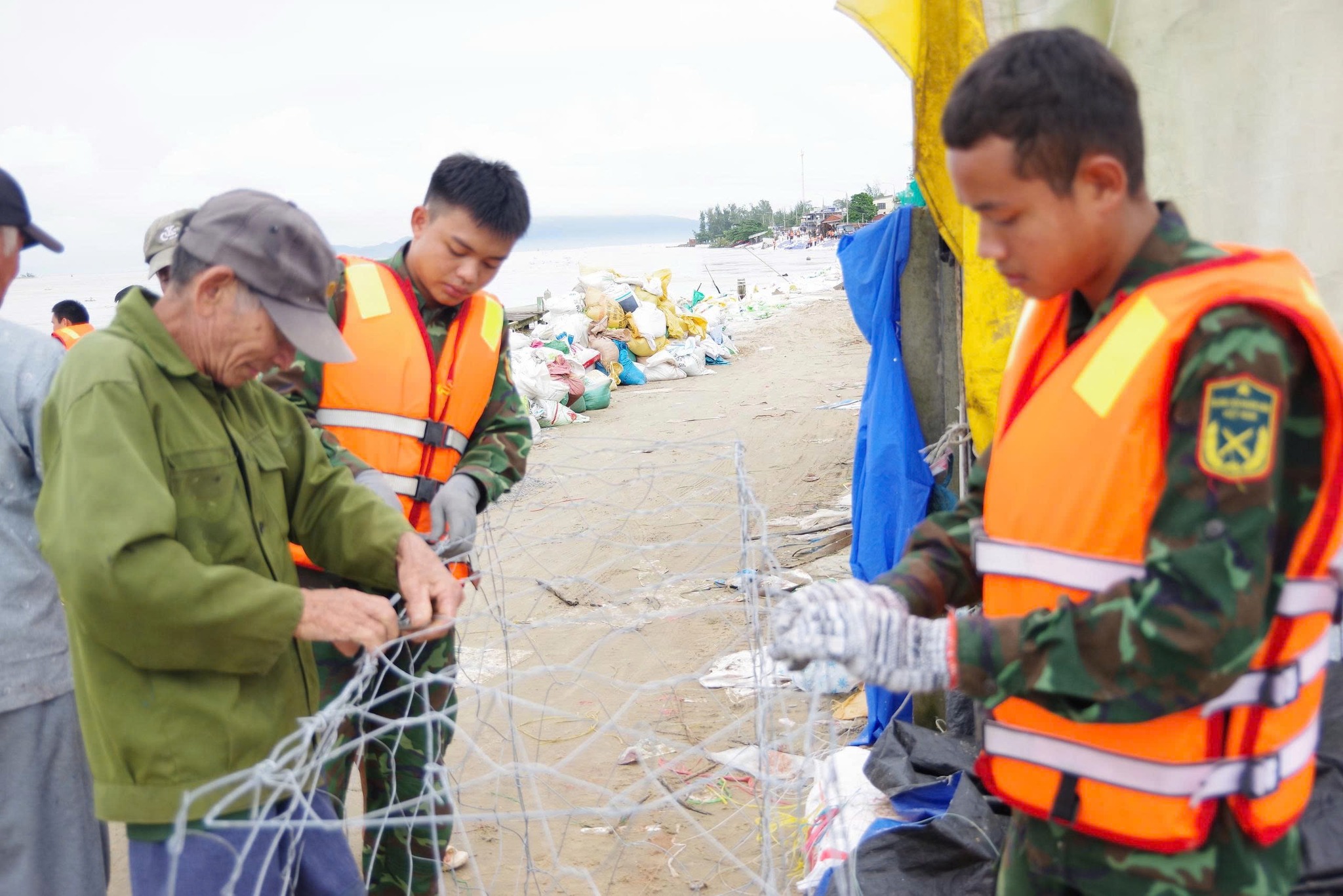 Đà nẵng: Gần 10.000 cán bộ, chiến sĩ “căng mình” chuẩn bị đón siêu bão số 13- Ảnh 3. Đà nẵng: Gần 10.000 cán bộ, chiến sĩ “căng mình” chuẩn bị đón siêu bão số 13- Ảnh 3.