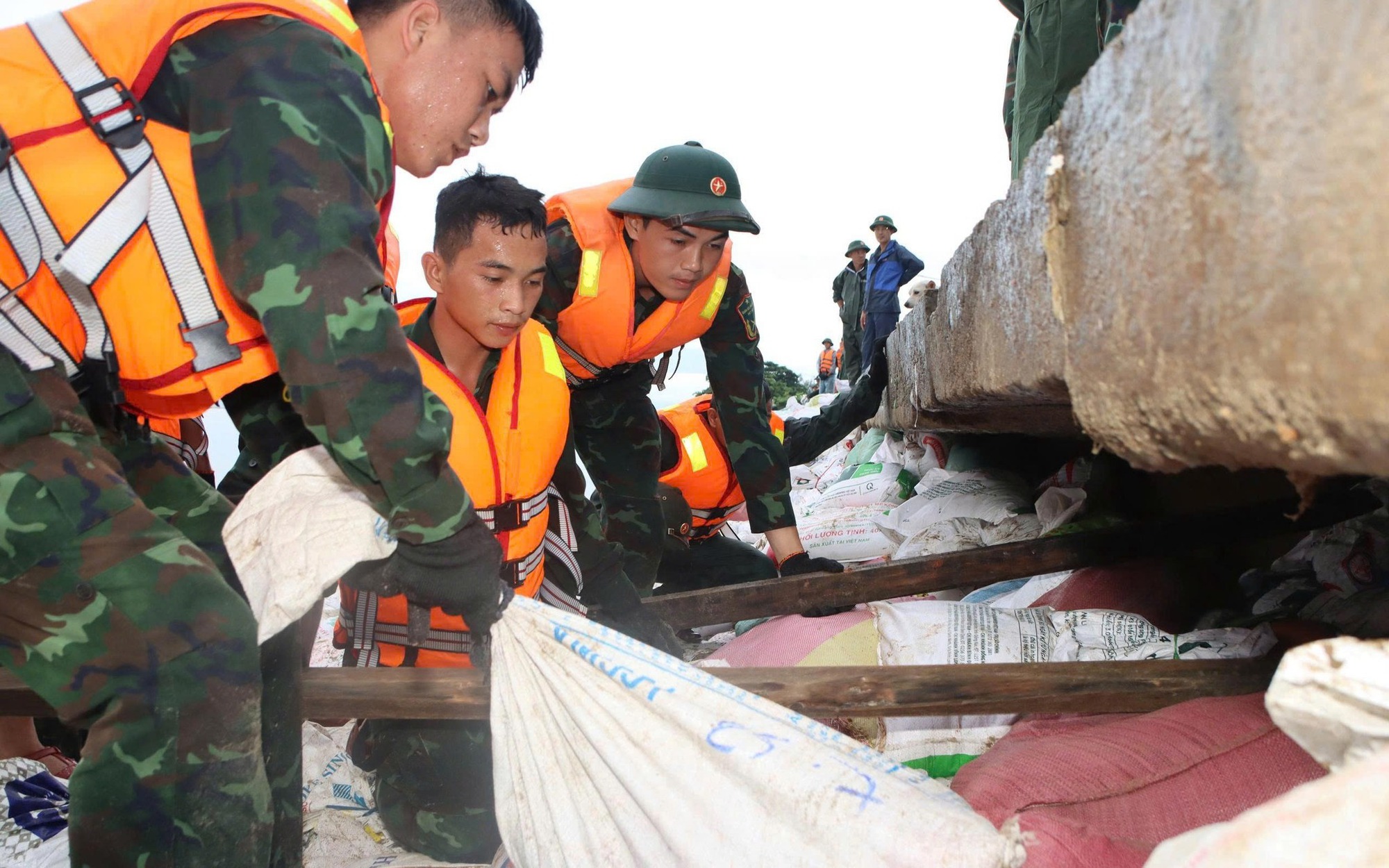 Kiểm tra, khắc phục đường huyết mạch trung tâm Đà Nẵng xuất hiện ổ gà sau mưa lớn- Ảnh 6.