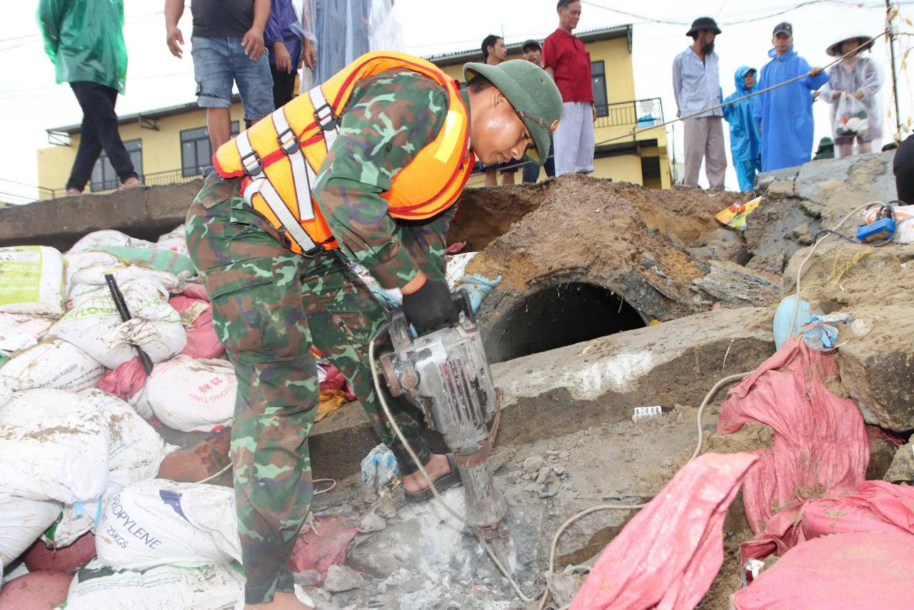 Đà nẵng: Gần 10.000 cán bộ, chiến sĩ “căng mình” chuẩn bị đón siêu bão số 13- Ảnh 5. Đà nẵng: Gần 10.000 cán bộ, chiến sĩ “căng mình” chuẩn bị đón siêu bão số 13- Ảnh 5.