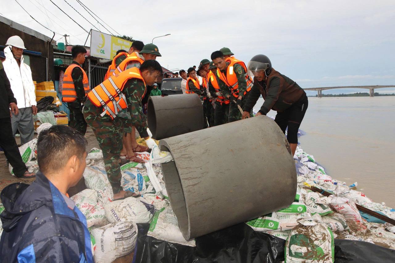 Đà nẵng: Gần 10.000 cán bộ, chiến sĩ “căng mình” chuẩn bị đón siêu bão số 13- Ảnh 4. Đà nẵng: Gần 10.000 cán bộ, chiến sĩ “căng mình” chuẩn bị đón siêu bão số 13- Ảnh 4.