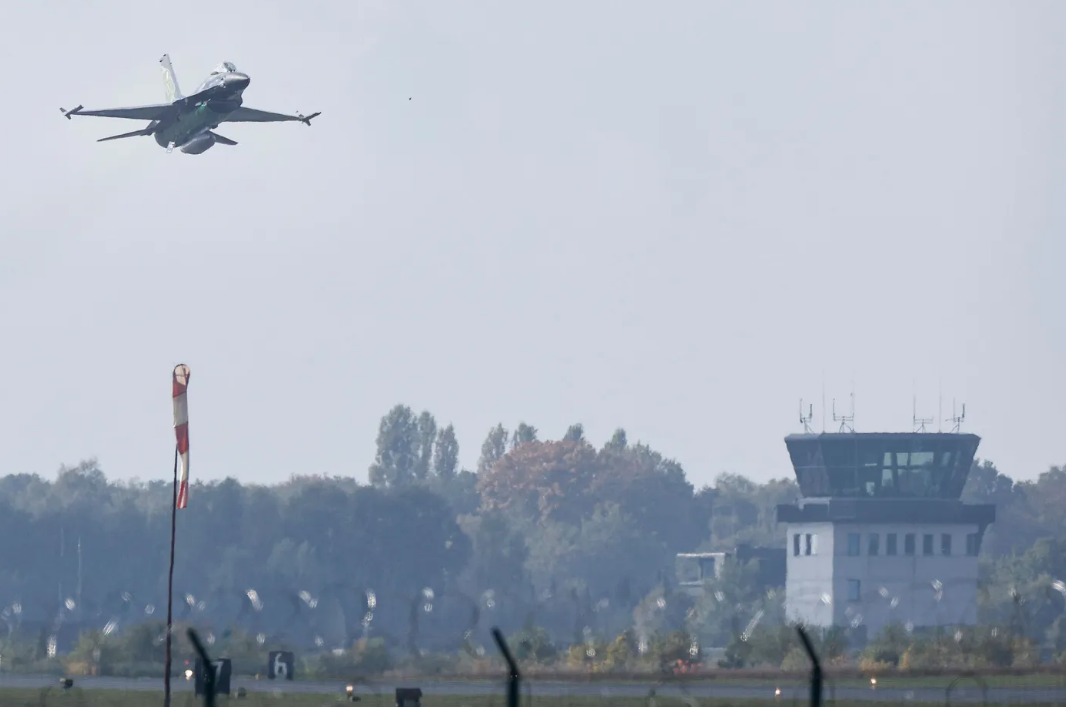 Phát hiện UAV bay qua căn cứ NATO 3 đêm liên tiếp, Bỉ điều tra gấp - Ảnh 1.