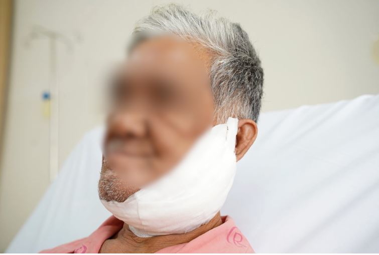 Lý do khiến người đàn ông 6 năm không dám soi gương - Ảnh 1.