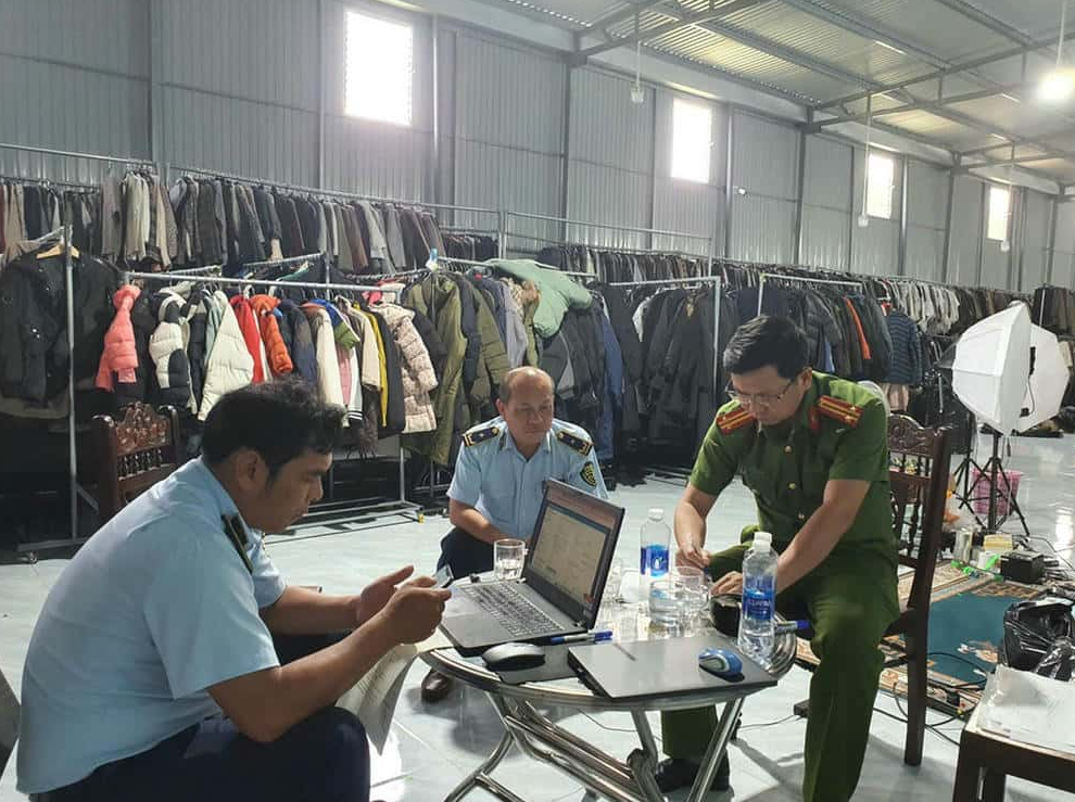Tịch thu 20 bao tải chứa hàng nghìn quần áo cũ không rõ nguồn gốc - Ảnh 1.