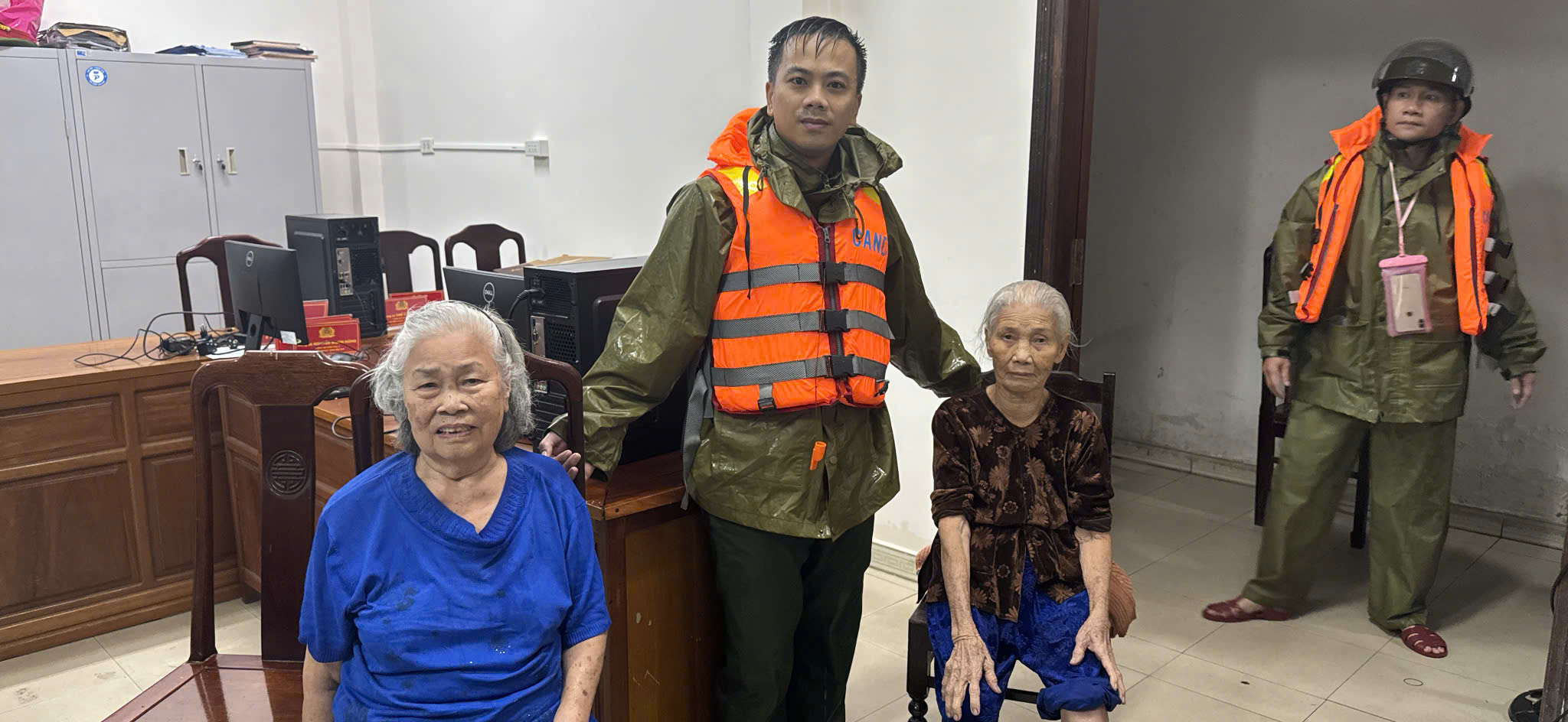 Vừa giúp dân chống lũ, vừa giữ bình yên phố phường- Ảnh 1.