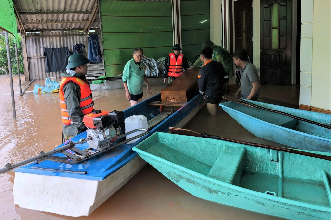 Hà Tĩnh: Nước lũ chưa rút, người dân phải chèo thuyền đưa người mất đi hỏa táng - Ảnh 4.