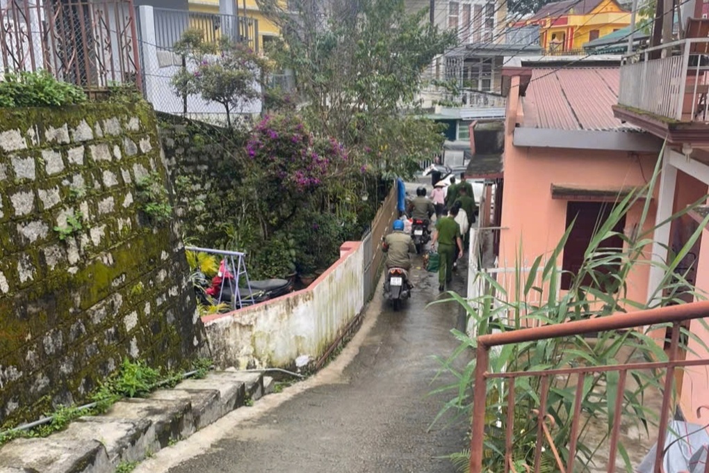 Công an khám xét nhà Trưởng phòng Pháp chế Sở Y tế, thu giữ nhiều tài liệu quan trọng - Ảnh 1.