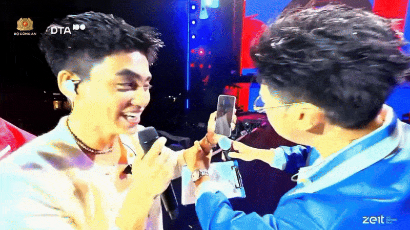 Thực hư clip nam ca sĩ nổi tiếng nhận cuộc gọi lừa đảo ngay trên sân khấu? - Ảnh 1.