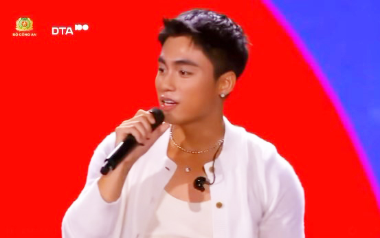 Thực hư clip nam ca sĩ nổi tiếng nhận cuộc gọi lừa đảo ngay trên sân khấu? - Ảnh 3.