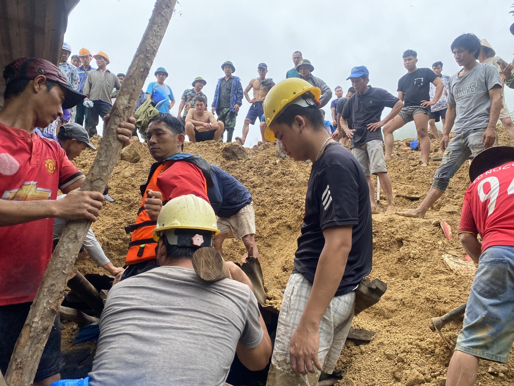 Cận cảnh ngọn núi sạt lở khiến một người chết ở Đà Nẵng- Ảnh 5.