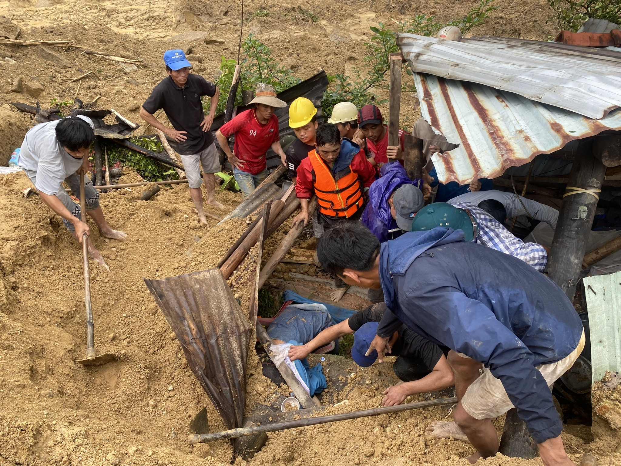 Cận cảnh ngọn núi sạt lở khiến một người chết ở Đà Nẵng- Ảnh 4.