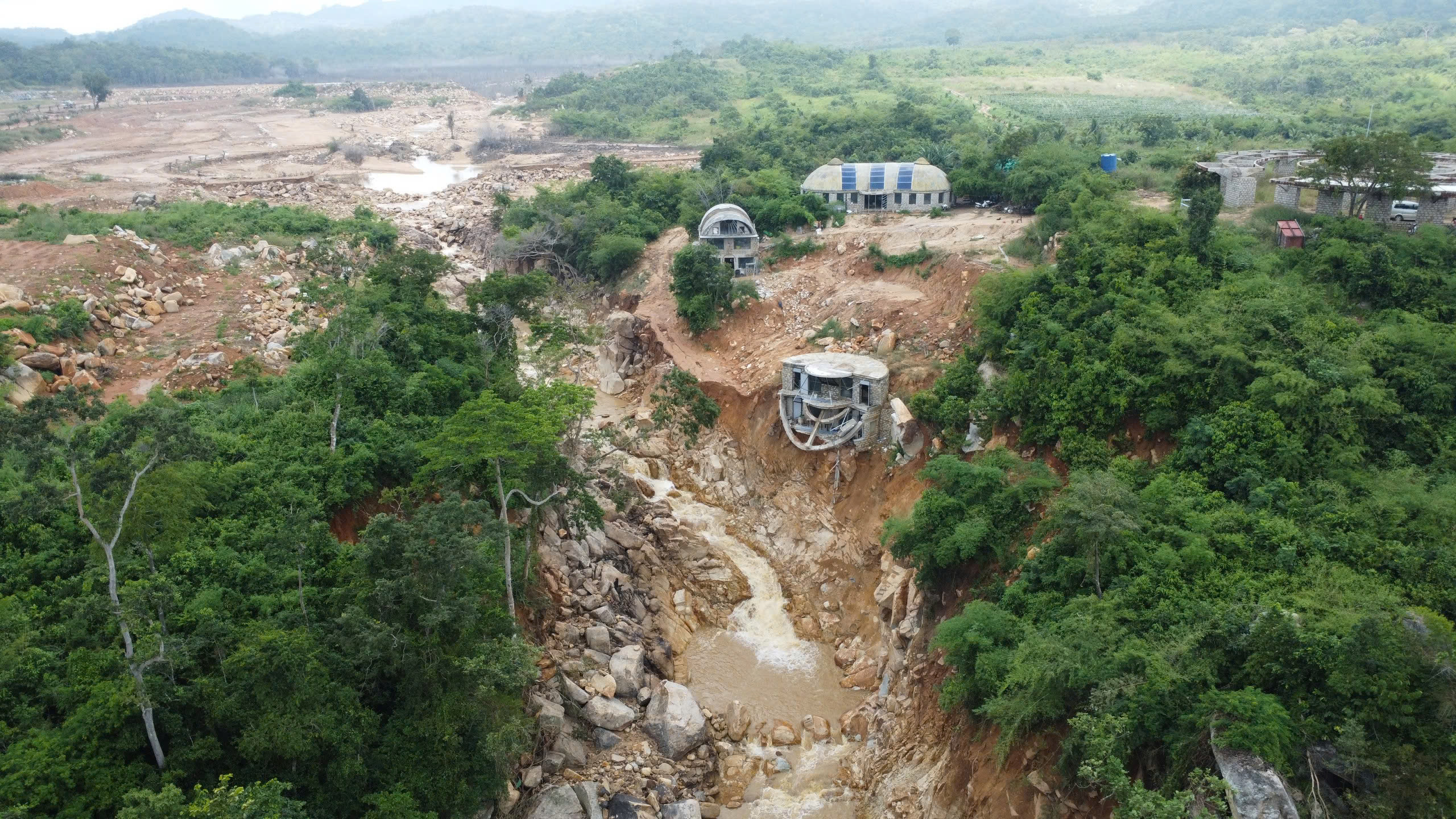 Cận cảnh hiện trạng tại hồ chứa nước trên núi ở Lâm Đồng bị vỡ gây thiệt hại về người và tài sản - Ảnh 4.