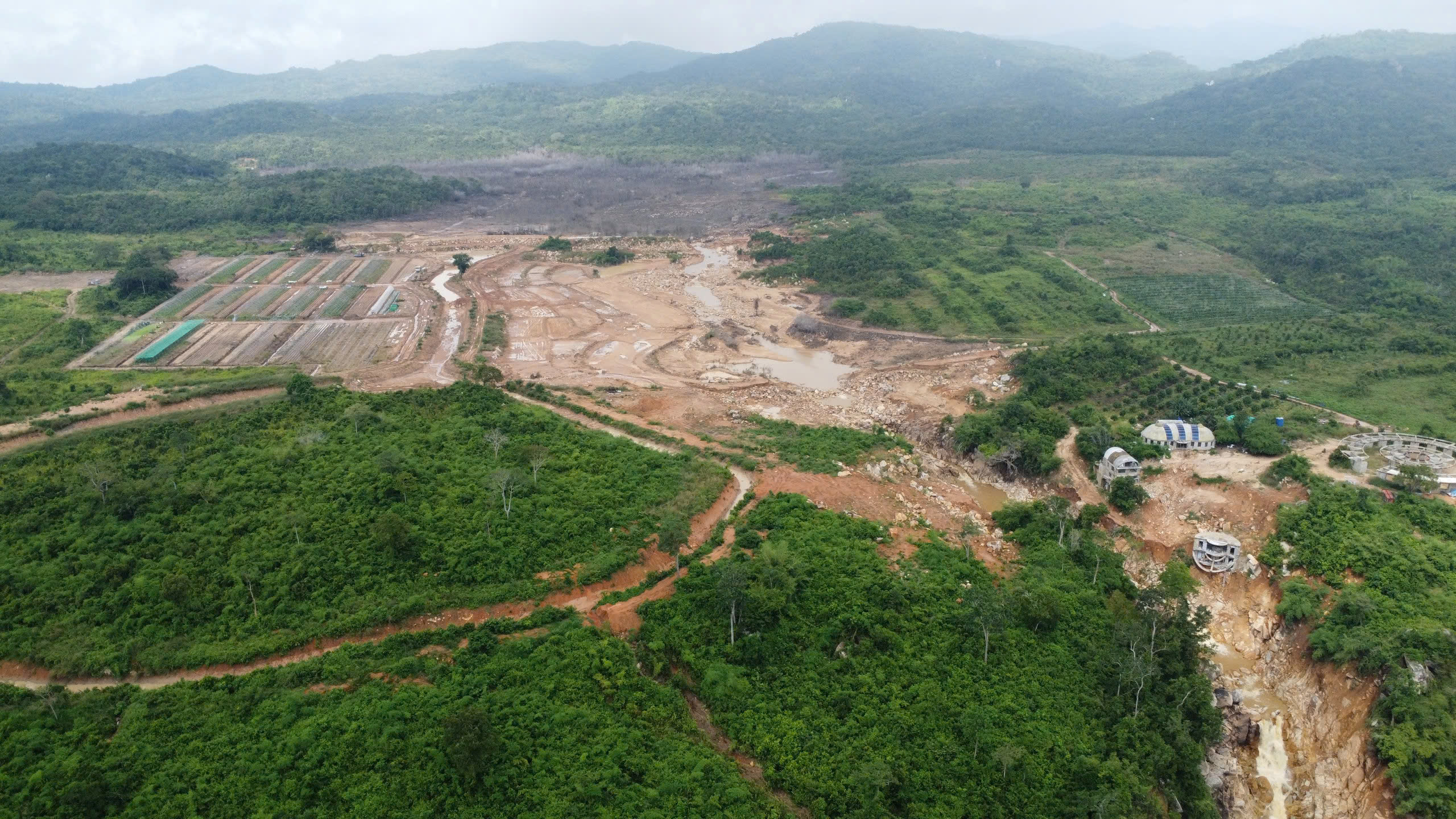 Cận cảnh hiện trạng tại hồ chứa nước trên núi ở Lâm Đồng bị vỡ gây thiệt hại về người và tài sản - Ảnh 1.