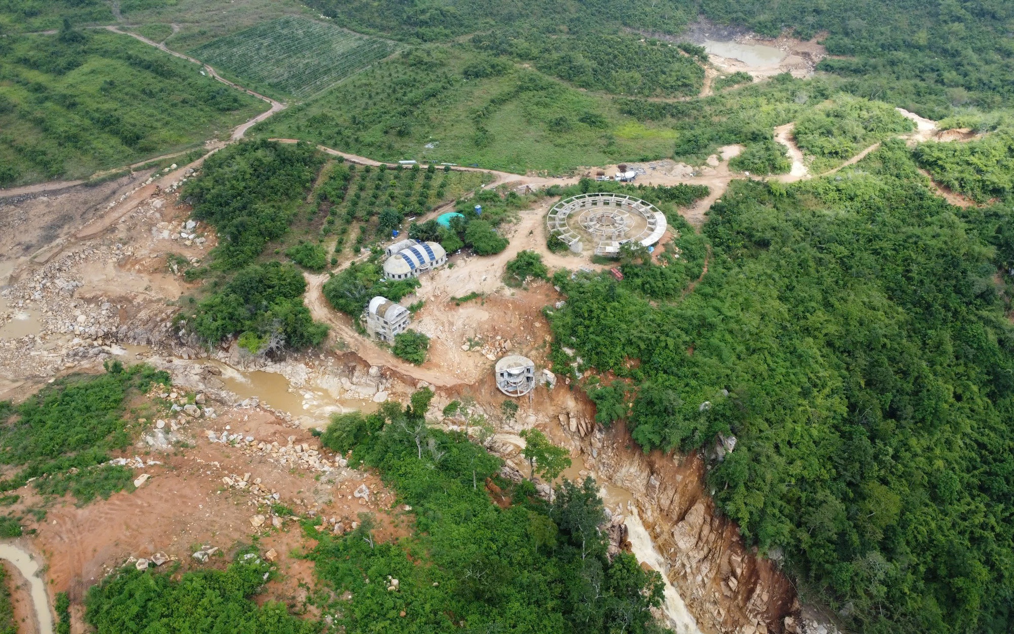 Cận cảnh hàng trăm người ở Lâm Đồng xuyên đêm gia cố đập thủy lợi 1,7 triệu m³ nước có nguy cơ bị vỡ- Ảnh 1. Cận cảnh hàng trăm người ở Lâm Đồng xuyên đêm gia cố đập thủy lợi 1,7 triệu m³ nước có nguy cơ bị vỡ- Ảnh 1.