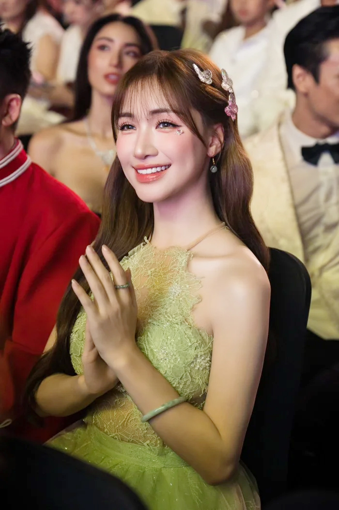 Nữ ca sĩ "Bắc Bling" đón nhận niềm vui nhân đôi- Ảnh 5. Nữ ca sĩ "Bắc Bling" đón nhận niềm vui nhân đôi- Ảnh 5.