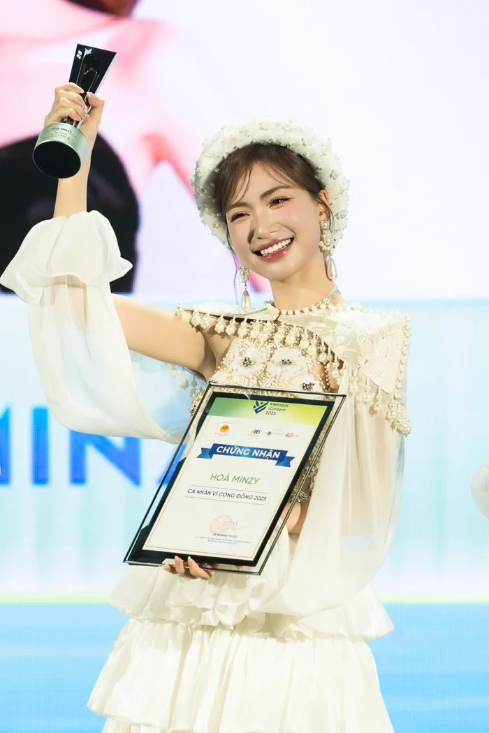 Nữ ca sĩ "Bắc Bling" đón nhận niềm vui nhân đôi- Ảnh 4. Nữ ca sĩ "Bắc Bling" đón nhận niềm vui nhân đôi- Ảnh 4.