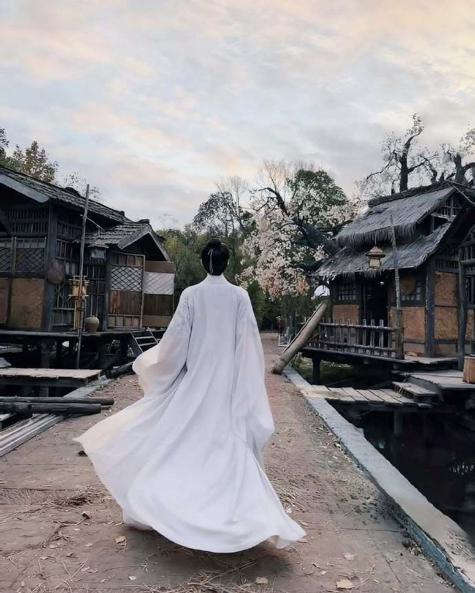 Nam diễn viên cổ trang nổi tiếng bất ngờ quay trở lại sau 4 năm bị cấm sóng- Ảnh 1. Nam diễn viên cổ trang nổi tiếng bất ngờ quay trở lại sau 4 năm bị cấm sóng- Ảnh 1.