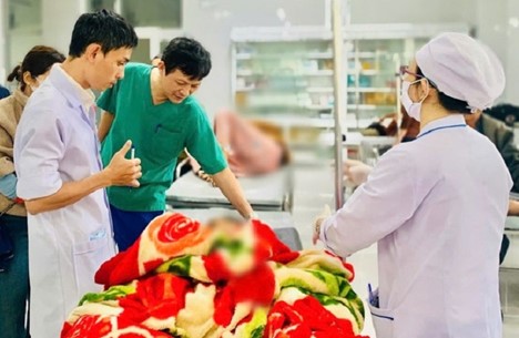 Vụ tai nạn khiến 13 học sinh bị thương: Bệnh viện Đa khoa Quảng Ngãi kích hoạt báo động đỏ- Ảnh 1.