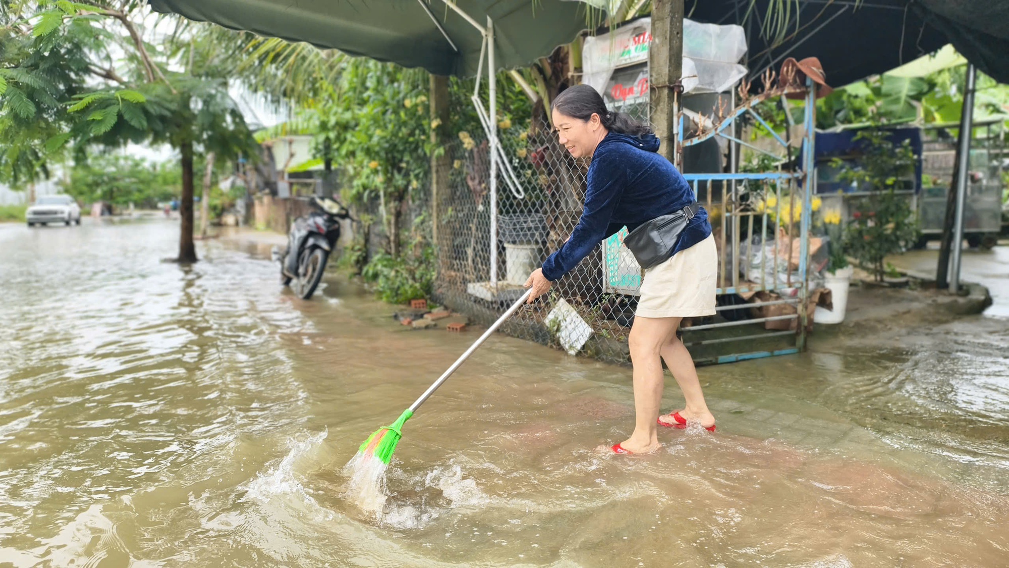Một tuần ba lần dọn bùn đất vào nhà, người dân Quảng Ngãi oàn mình khắc phục mưa lũ dữ- Ảnh 3.
