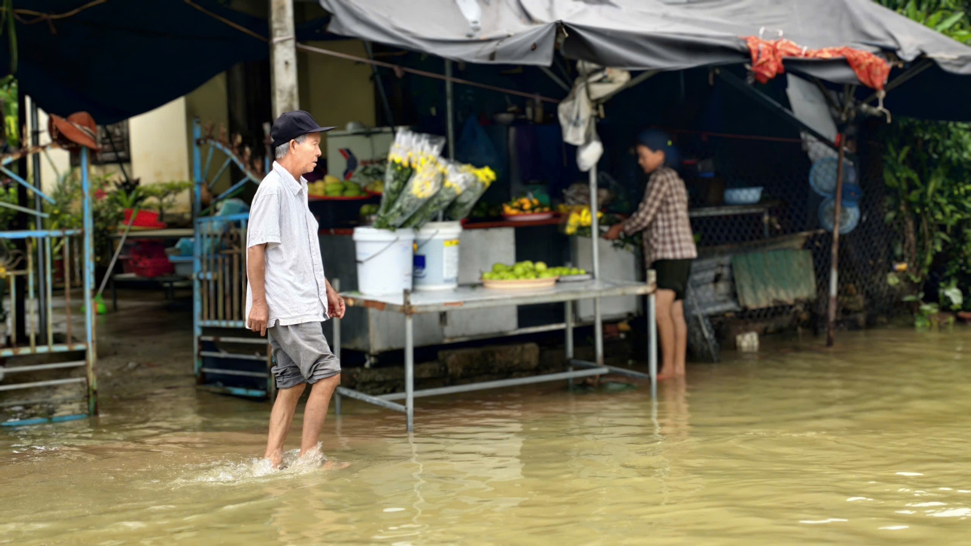 Một tuần ba lần dọn bùn đất vào nhà, người dân Quảng Ngãi oàn mình khắc phục mưa lũ dữ- Ảnh 5.