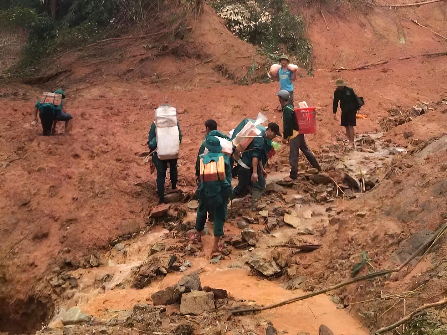 Đà Nẵng trước bão số 13: Chưa kịp nguôi nỗi đau sau mưa lũ, lại gồng mình trong nỗi lo mới- Ảnh 4.
