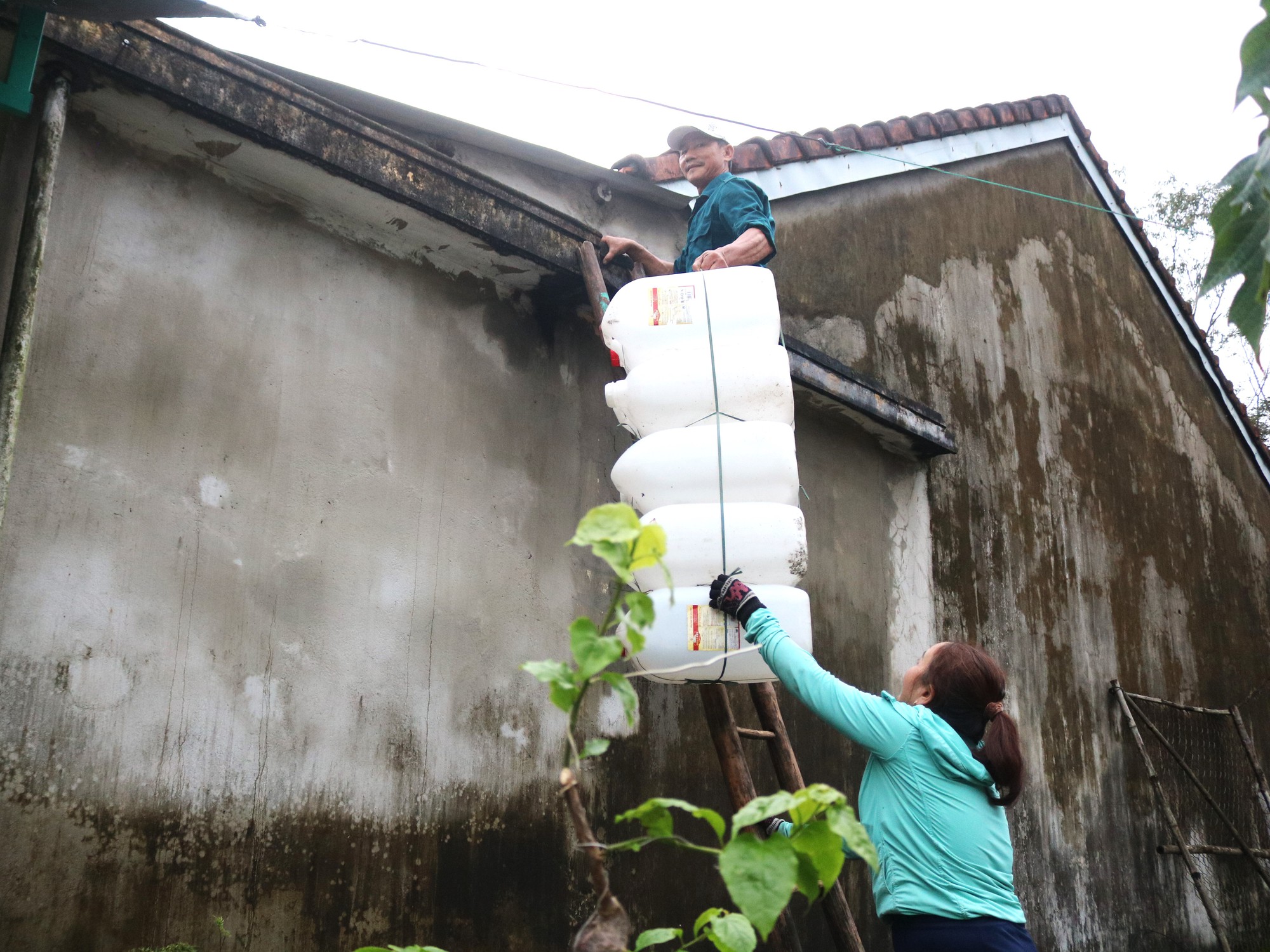 Đà Nẵng trước bão số 13: Chưa kịp nguôi nỗi đau sau mưa lũ, lại gồng mình trong nỗi lo mới- Ảnh 5.