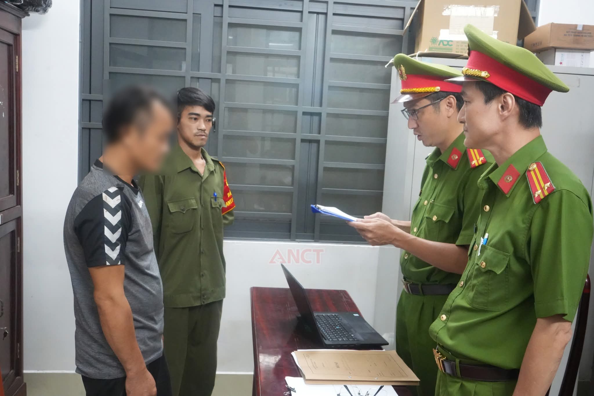 Tạm giữ người đàn ông không chấp hành yêu cầu kiểm tra nồng độ cồn, tự đập đầu vào cửa kính - Ảnh 1.