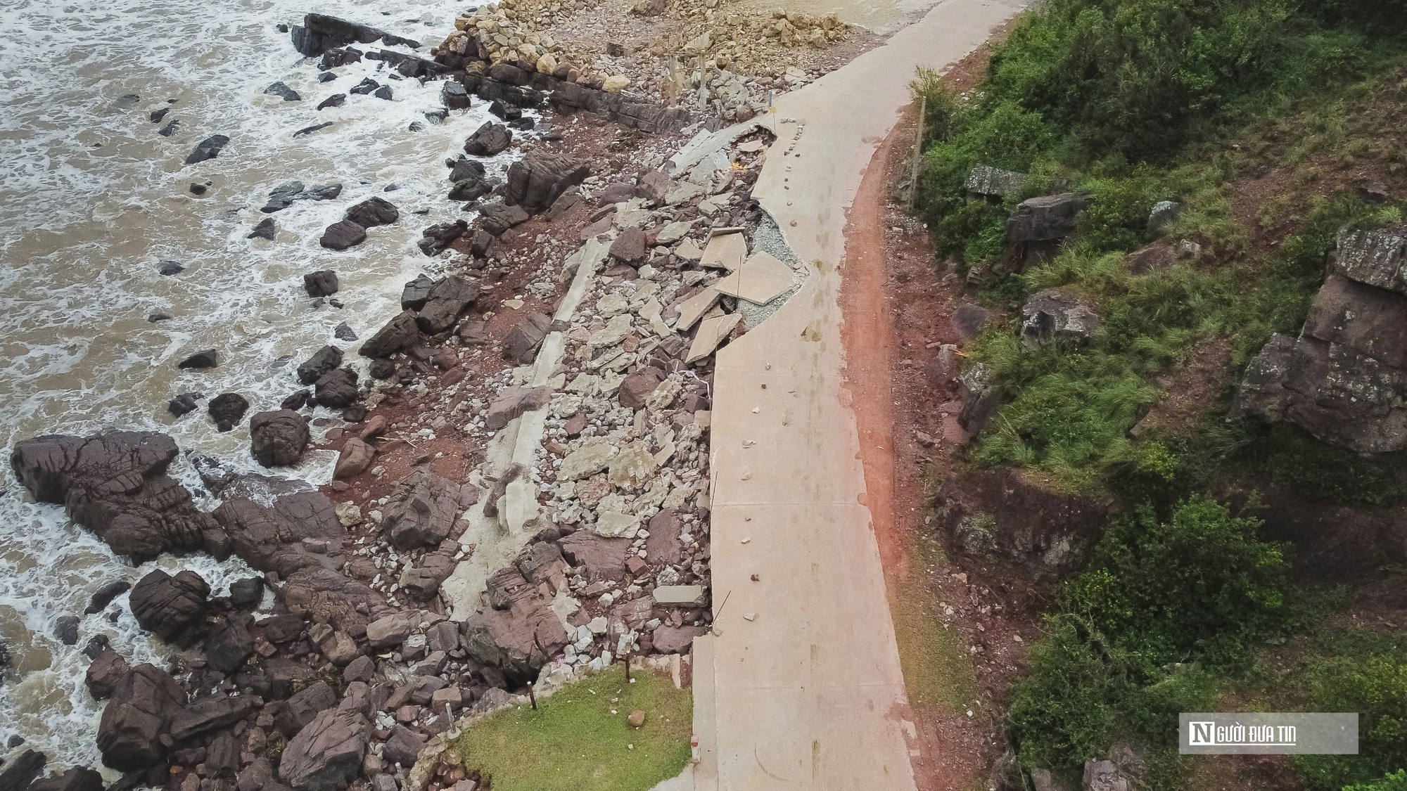 Hình ảnh tuyến đường ven biển bị sóng xé nát, hư hỏng nặng sau bão- Ảnh 1.
