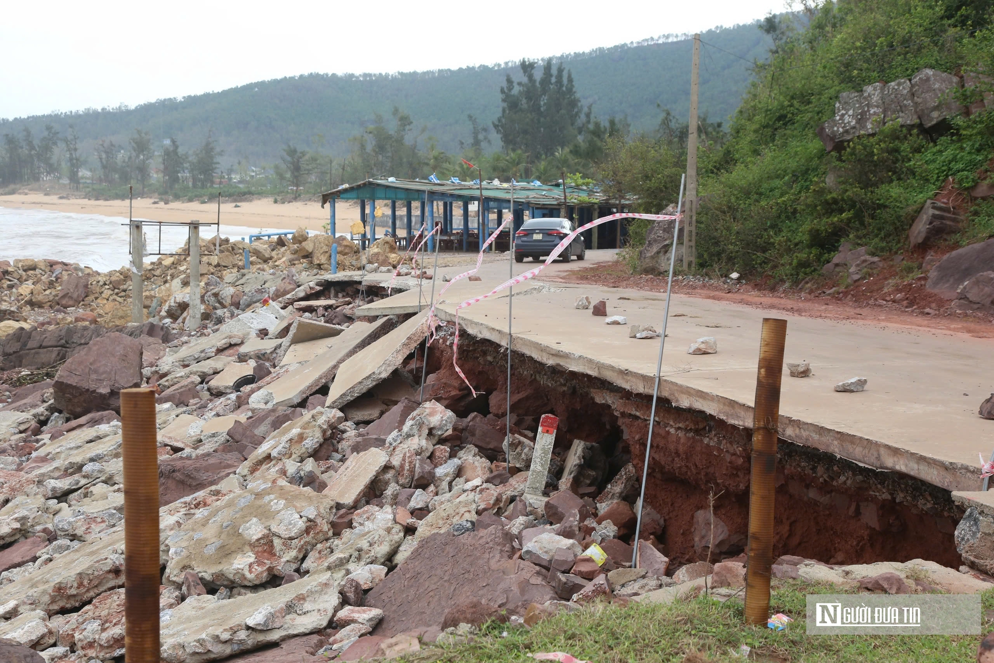 Hình ảnh tuyến đường ven biển bị sóng xé nát, hư hỏng nặng sau bão- Ảnh 2.