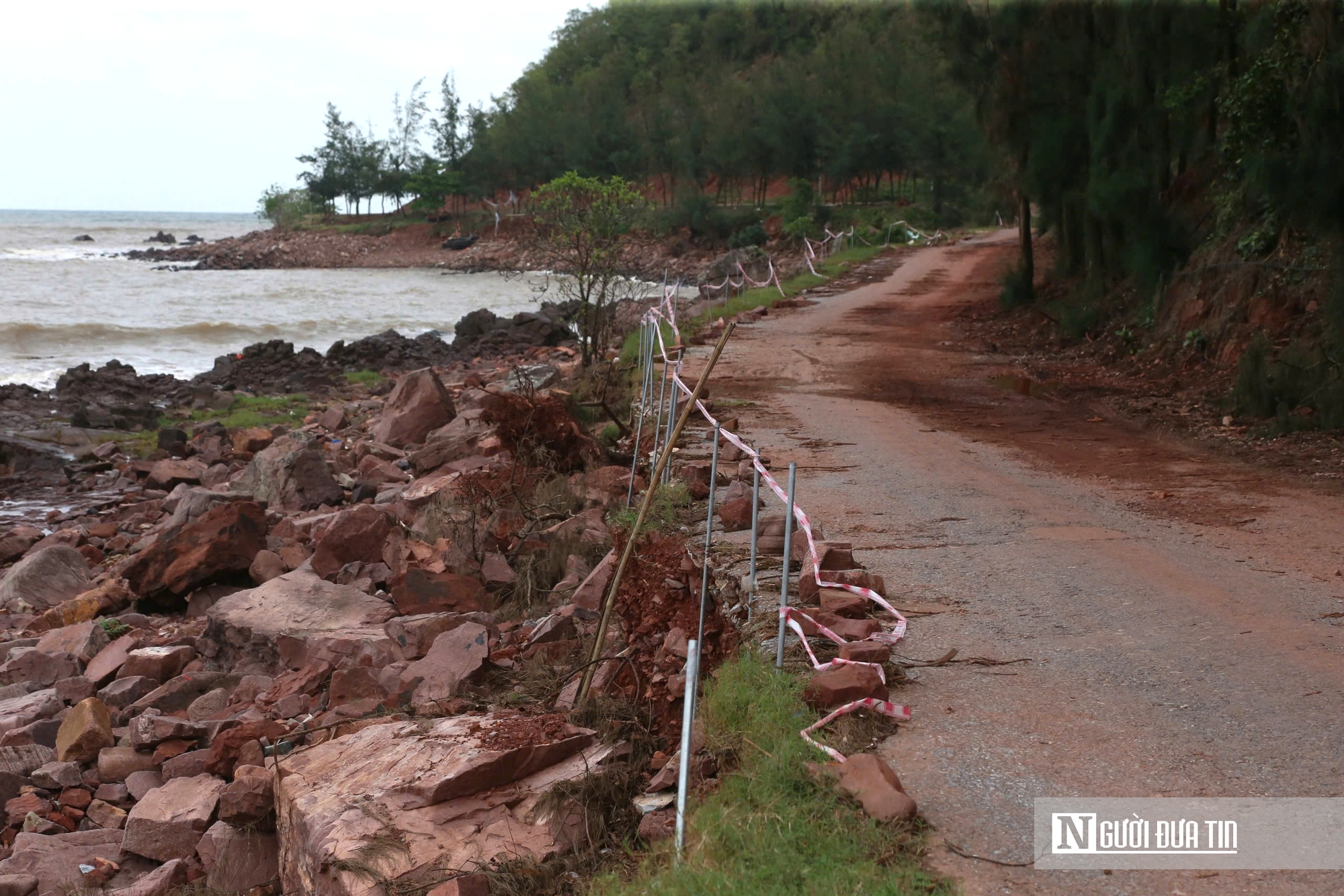 Hình ảnh tuyến đường ven biển bị sóng xé nát, hư hỏng nặng sau bão- Ảnh 3.