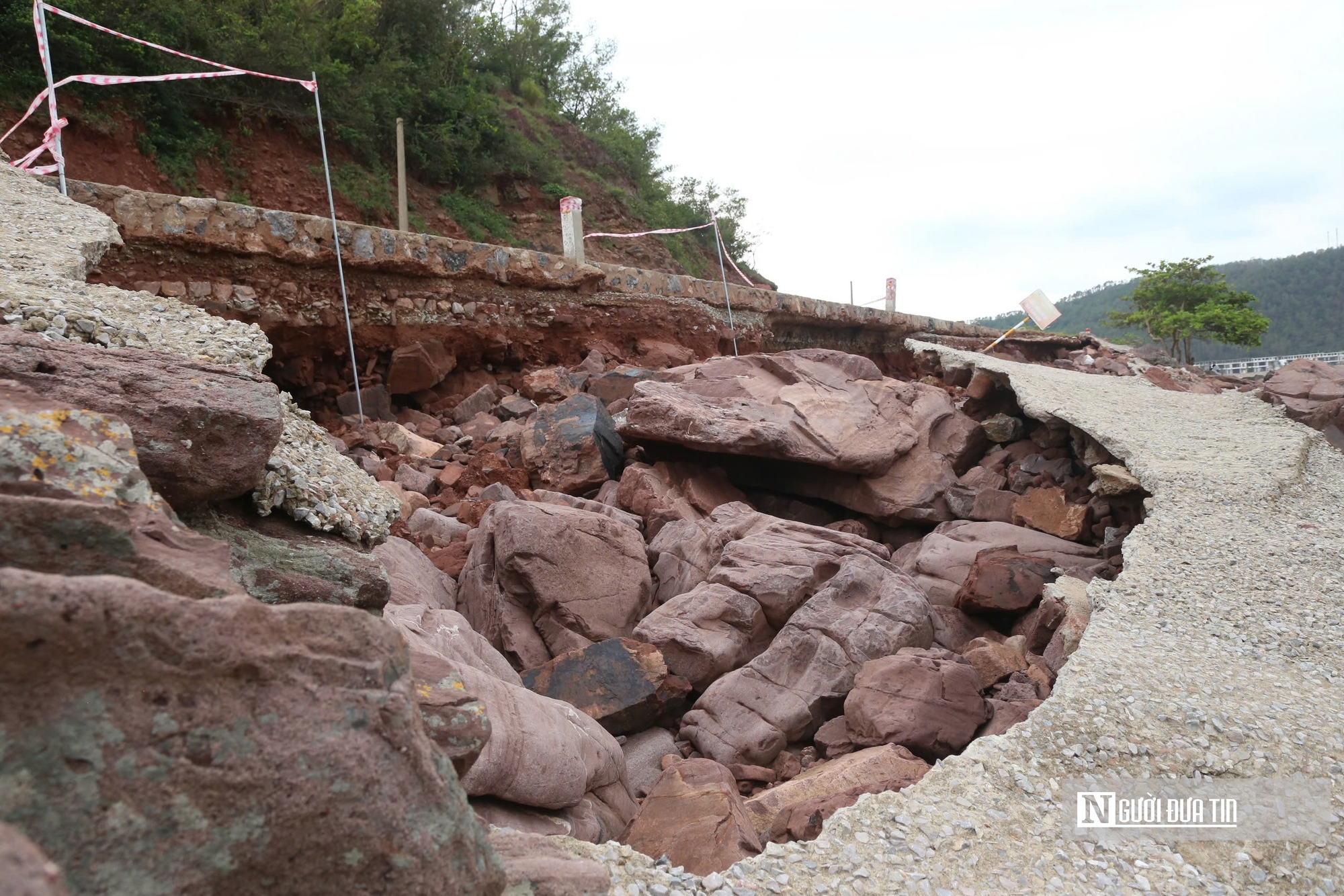 Hình ảnh tuyến đường ven biển bị sóng xé nát, hư hỏng nặng sau bão- Ảnh 4.