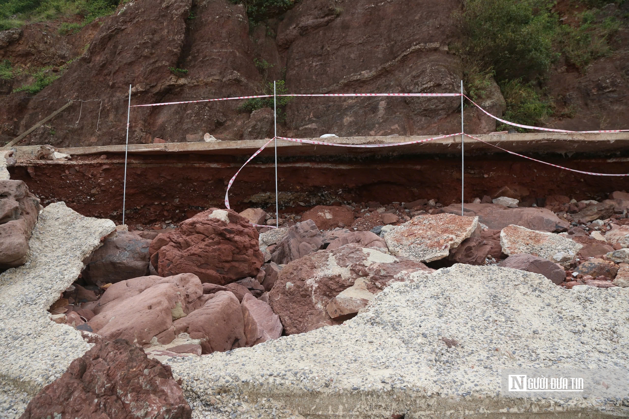 Hình ảnh tuyến đường ven biển bị sóng xé nát, hư hỏng nặng sau bão- Ảnh 5.