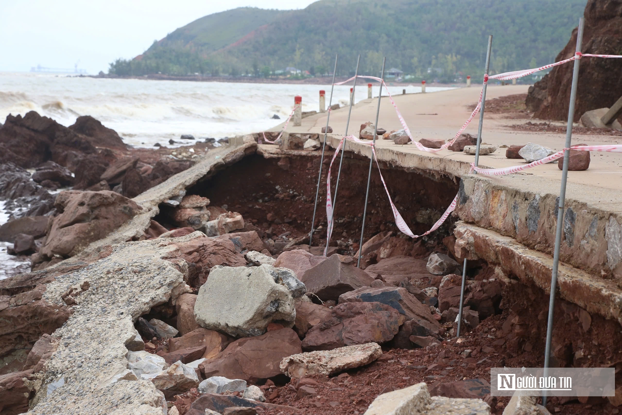 Hình ảnh tuyến đường ven biển bị sóng xé nát, hư hỏng nặng sau bão- Ảnh 6.