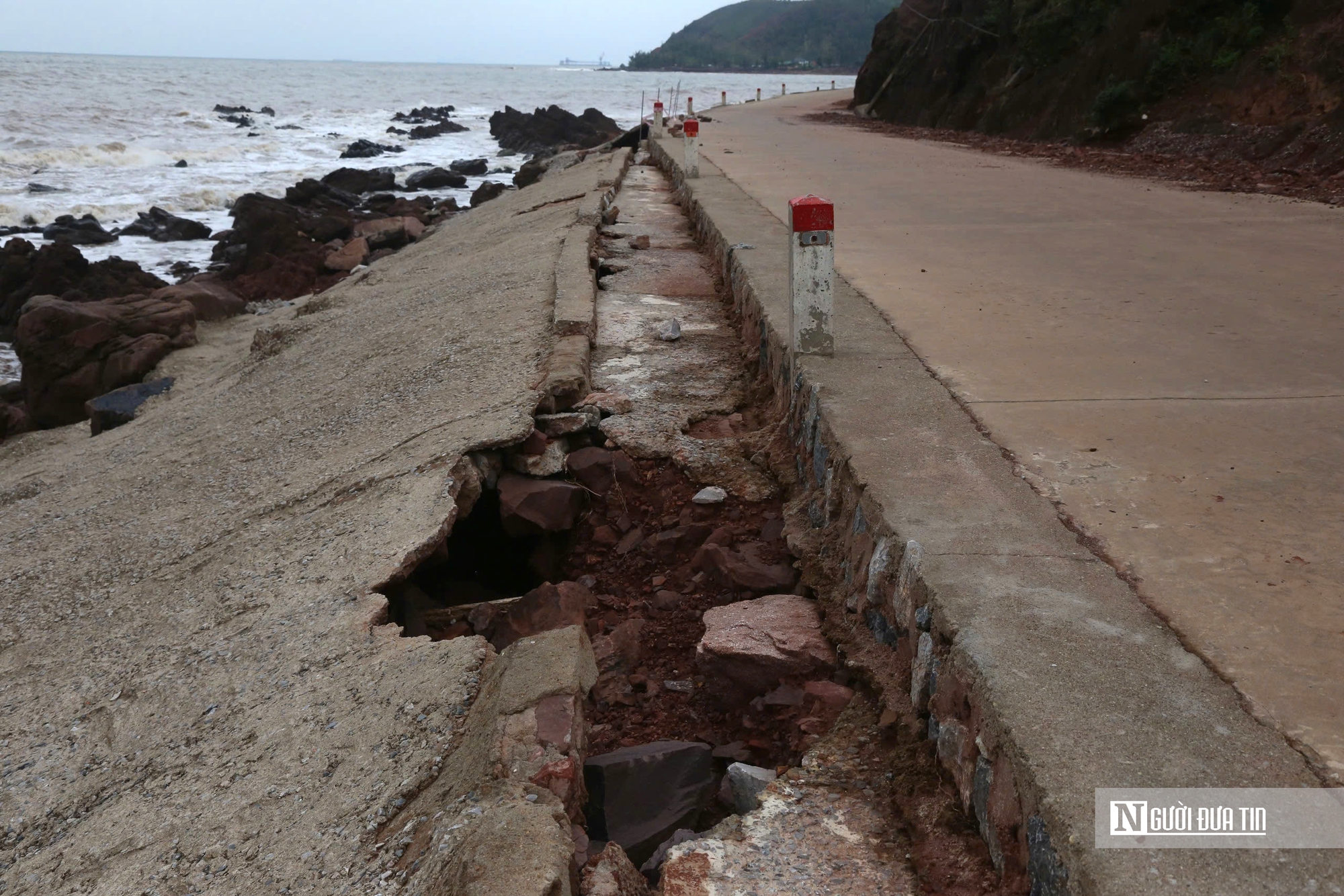 Hình ảnh tuyến đường ven biển bị sóng xé nát, hư hỏng nặng sau bão- Ảnh 7.