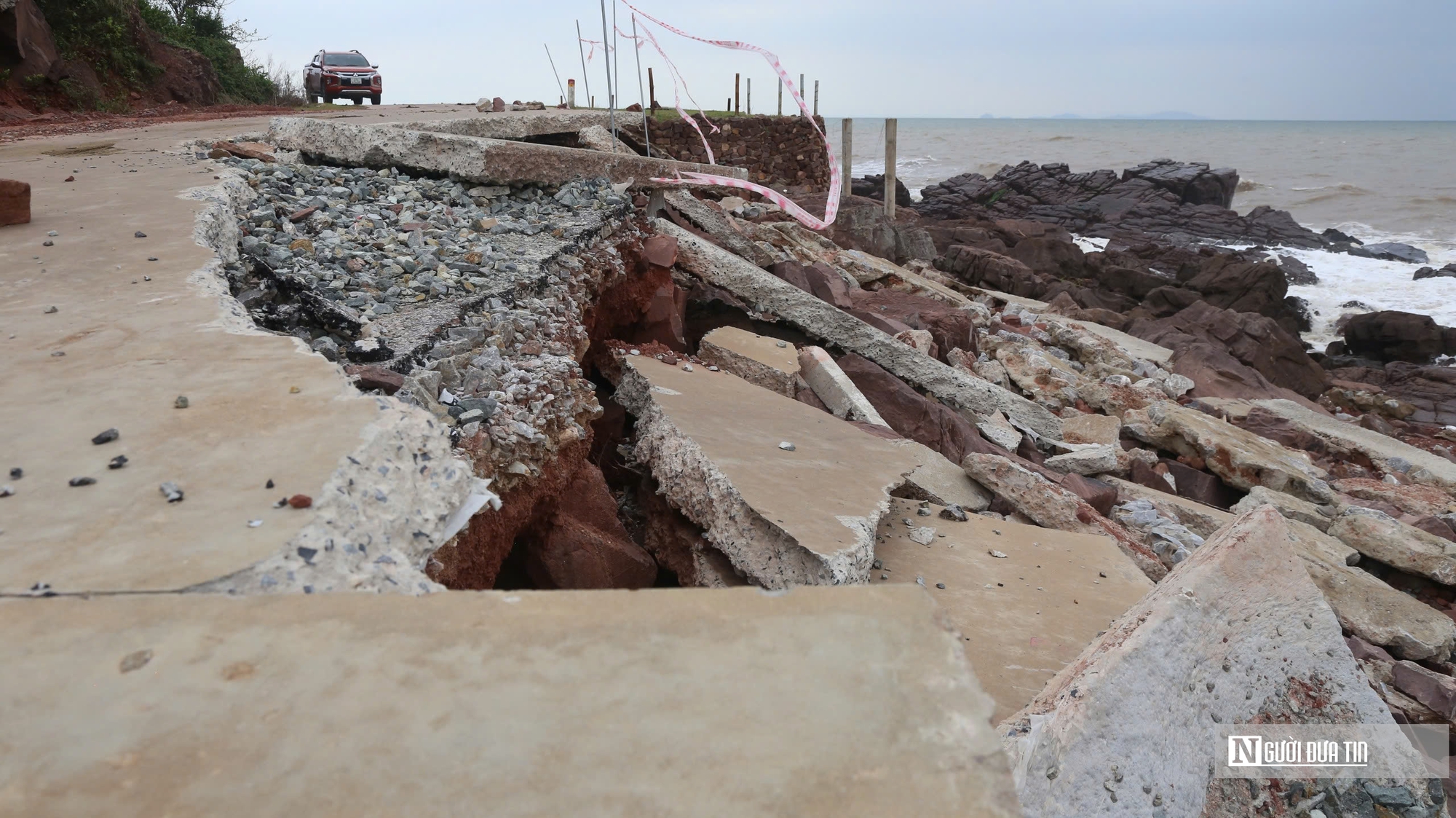 Hình ảnh tuyến đường ven biển bị sóng xé nát, hư hỏng nặng sau bão- Ảnh 8.