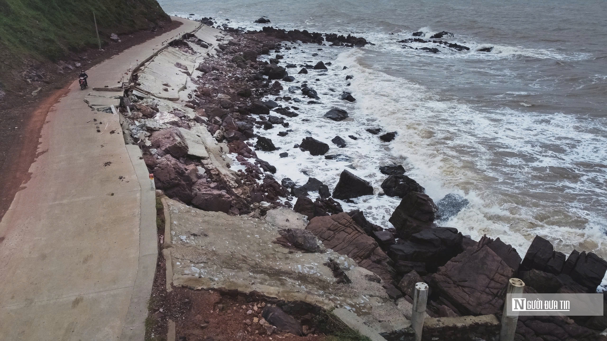 Hình ảnh tuyến đường ven biển bị sóng xé nát, hư hỏng nặng sau bão- Ảnh 12.