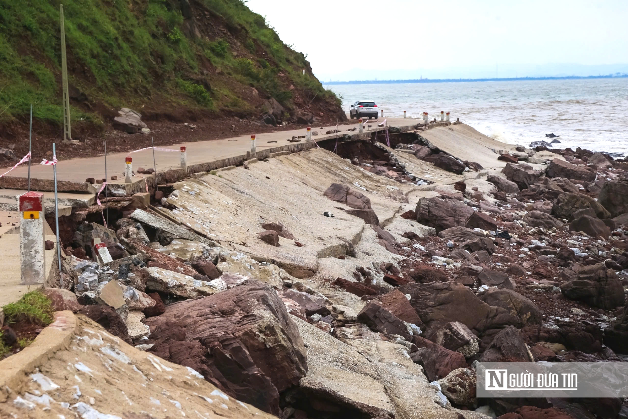Hình ảnh tuyến đường ven biển bị sóng xé nát, hư hỏng nặng sau bão- Ảnh 9.