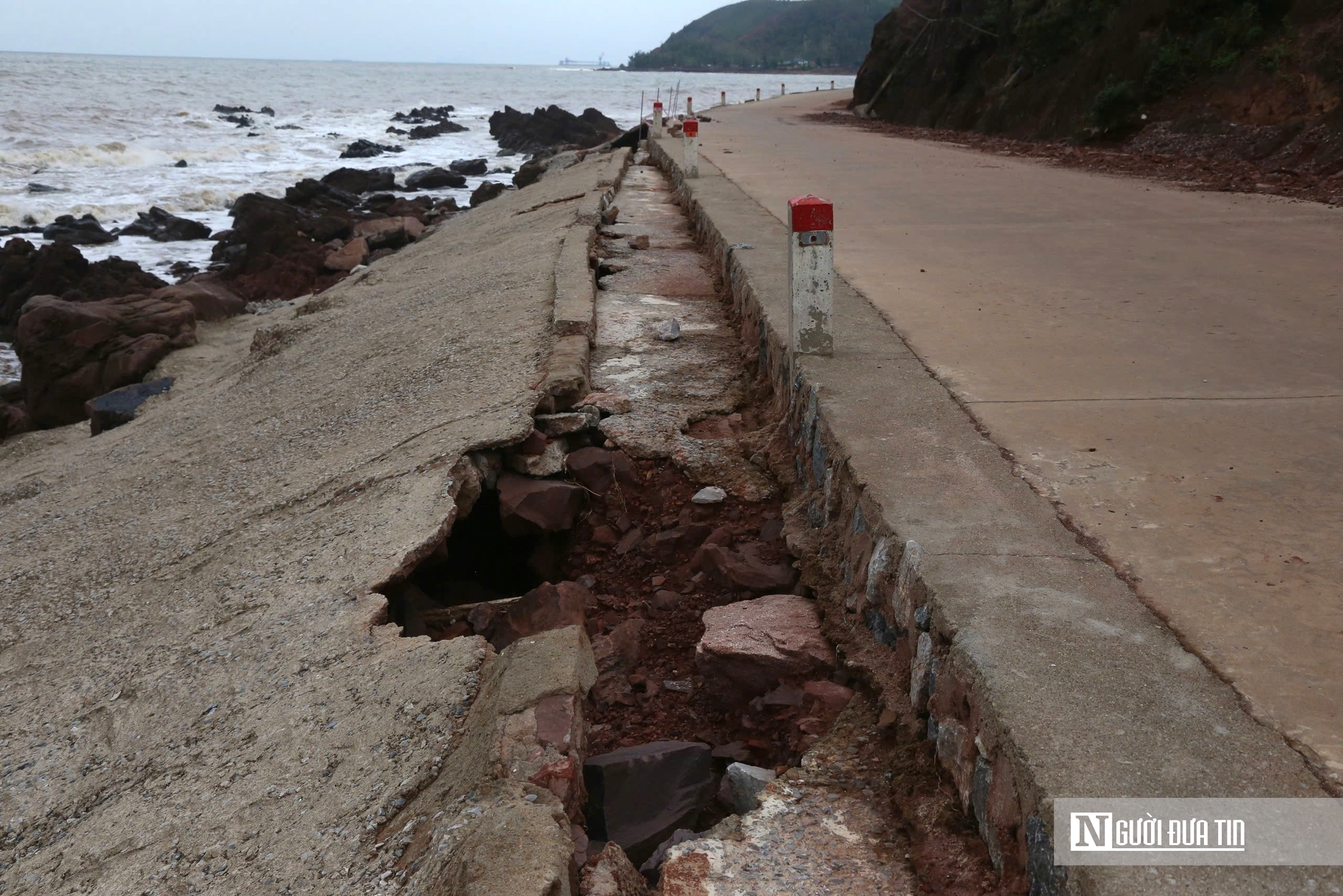 Hình ảnh tuyến đường ven biển bị sóng xé nát, hư hỏng nặng sau bão- Ảnh 10.