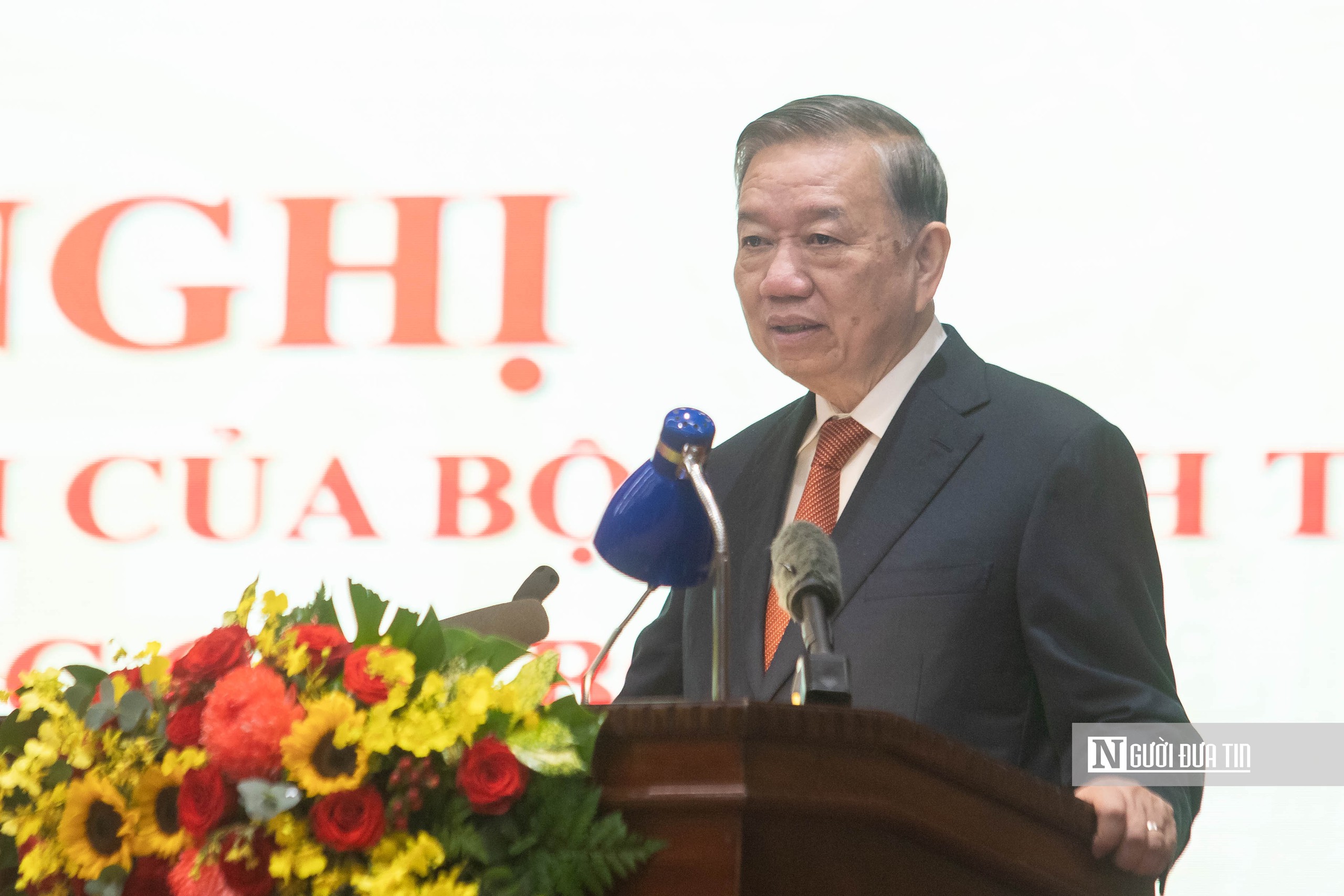 Tân Bí thư Hà Nội: "Tôi trở về với tâm nguyện hiến dâng toàn tâm, toàn lực cho sự phát triển của Thủ đô"- Ảnh 2. Tân Bí thư Hà Nội: "Tôi trở về với tâm nguyện hiến dâng toàn tâm, toàn lực cho sự phát triển của Thủ đô"- Ảnh 2.