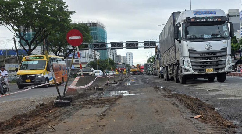 Kiểm tra, khắc phục đường huyết mạch trung tâm Đà Nẵng xuất hiện ổ gà sau mưa lớn- Ảnh 3. Kiểm tra, khắc phục đường huyết mạch trung tâm Đà Nẵng xuất hiện ổ gà sau mưa lớn- Ảnh 3.