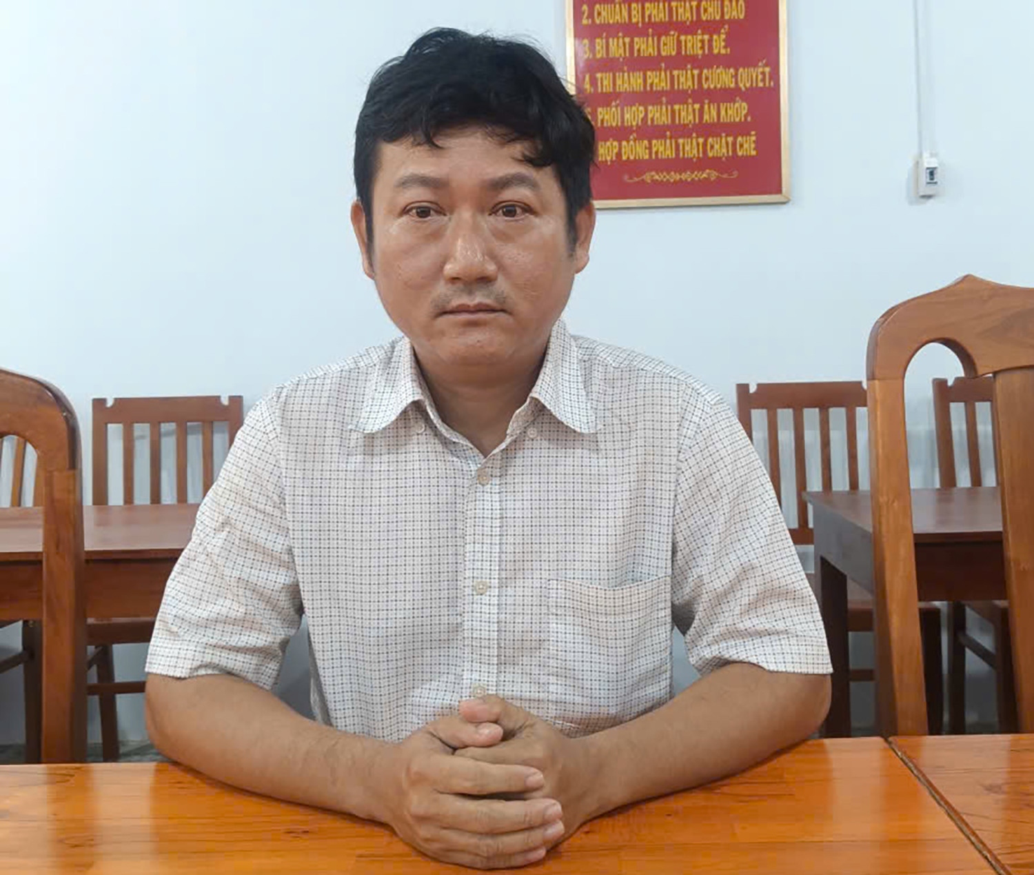 Khởi tố đối tượng pha hóa chất làm nước mắm giả, bột giặt giả - Ảnh 1.