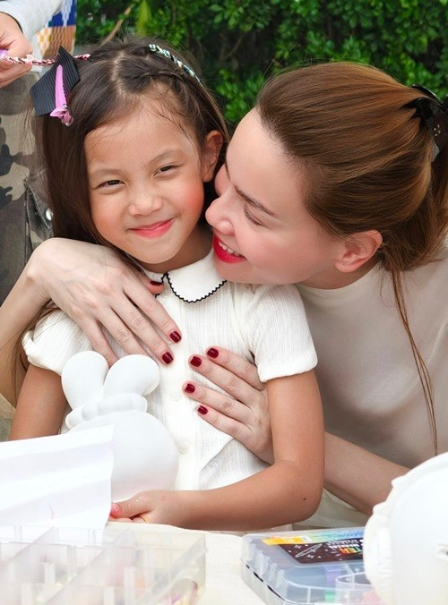 Hình ảnh ngọt ngào nhân dịp sinh nhật của cặp song sinh nhà Hồ Ngọc Hà - Kim Lý - Ảnh 2.