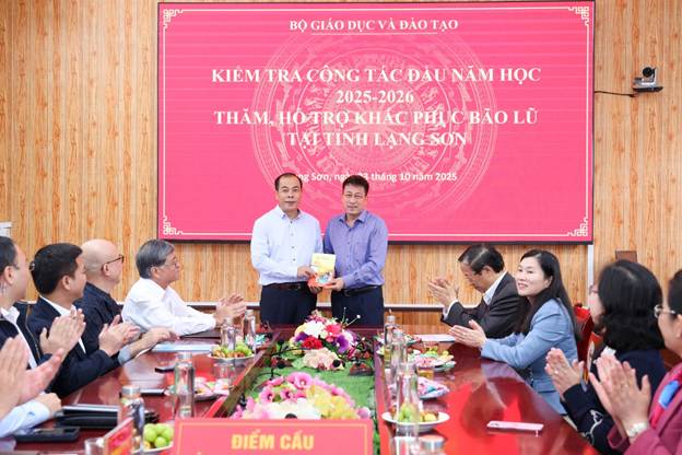 Nhà xuất bản Giáo dục Việt Nam chung tay ủng hộ ngành giáo dục Lạng Sơn - Ảnh 2.