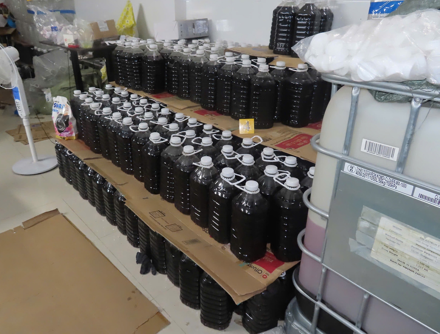 Khởi tố đối tượng pha hóa chất làm nước mắm giả, bột giặt giả - Ảnh 2.