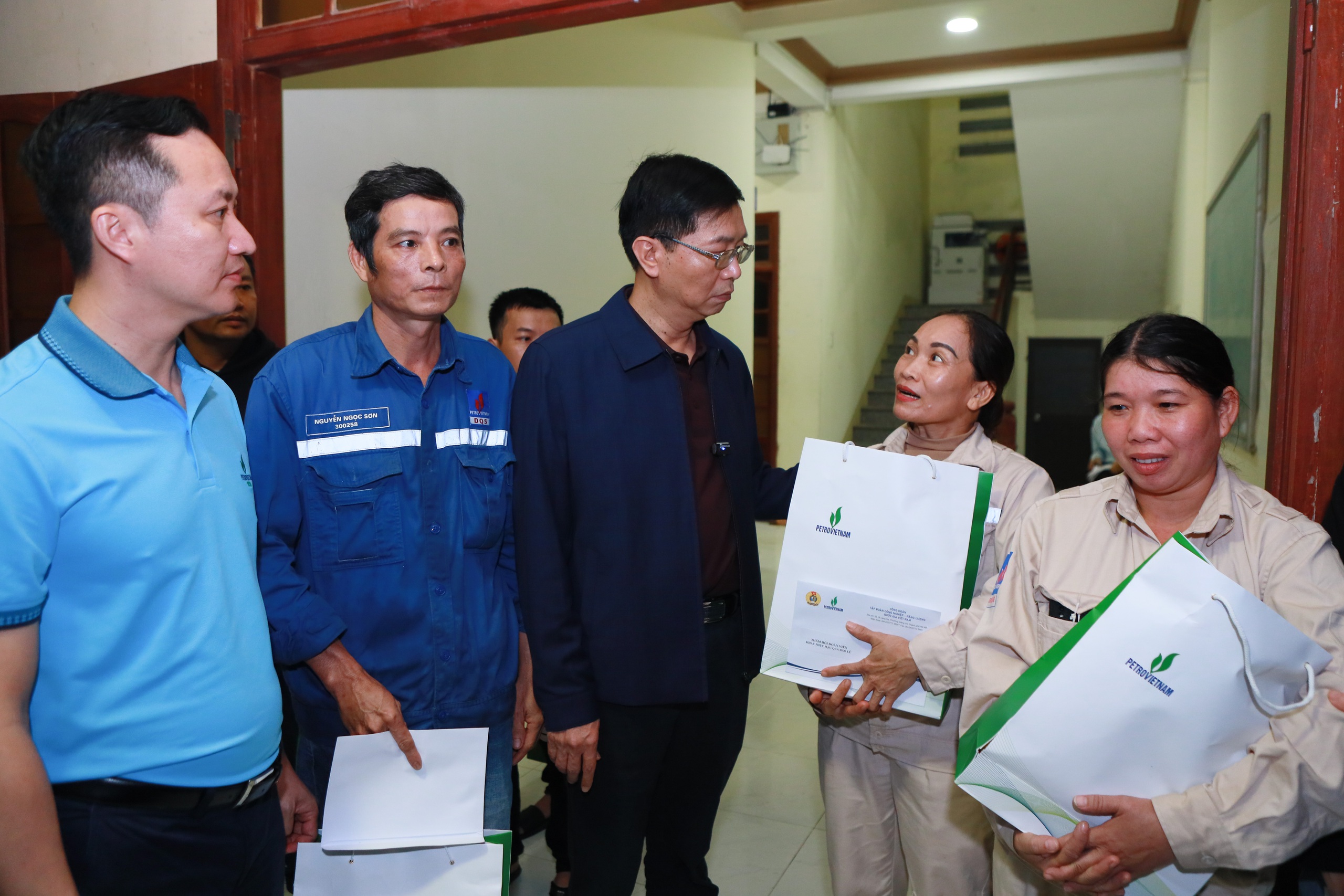 Ấm áp nghĩa tình Petrovietnam để kịp thời hỗ trợ các tỉnh miền Trung bị thiên tai - Ảnh 3.