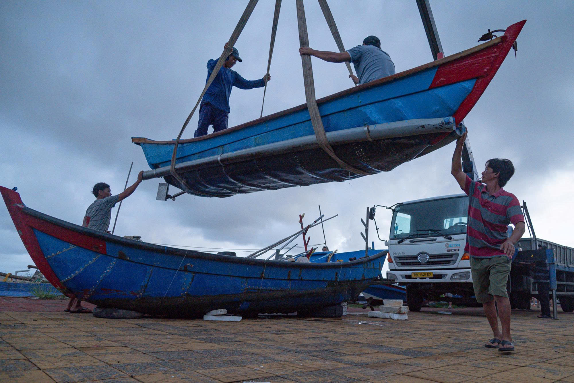 Đắk Lắk: Ngư dân tất tả đưa tàu thuyền lên bờ tránh bão số 13- Ảnh 1. Đắk Lắk: Ngư dân tất tả đưa tàu thuyền lên bờ tránh bão số 13- Ảnh 1.